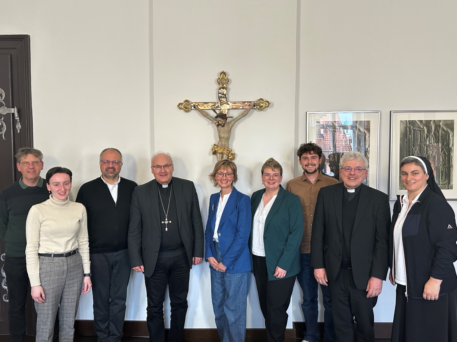 Das Synodenteam des Bistums Regensburg vor dem Diözesanzentrum